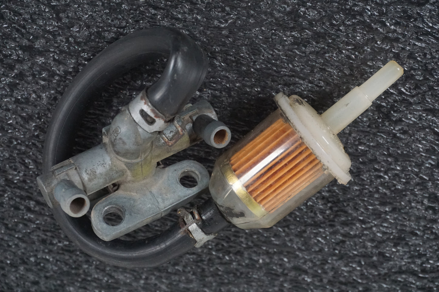 Framsidan på Bensinkran från en Suzuki DR 750 S -1989 motorcykel.