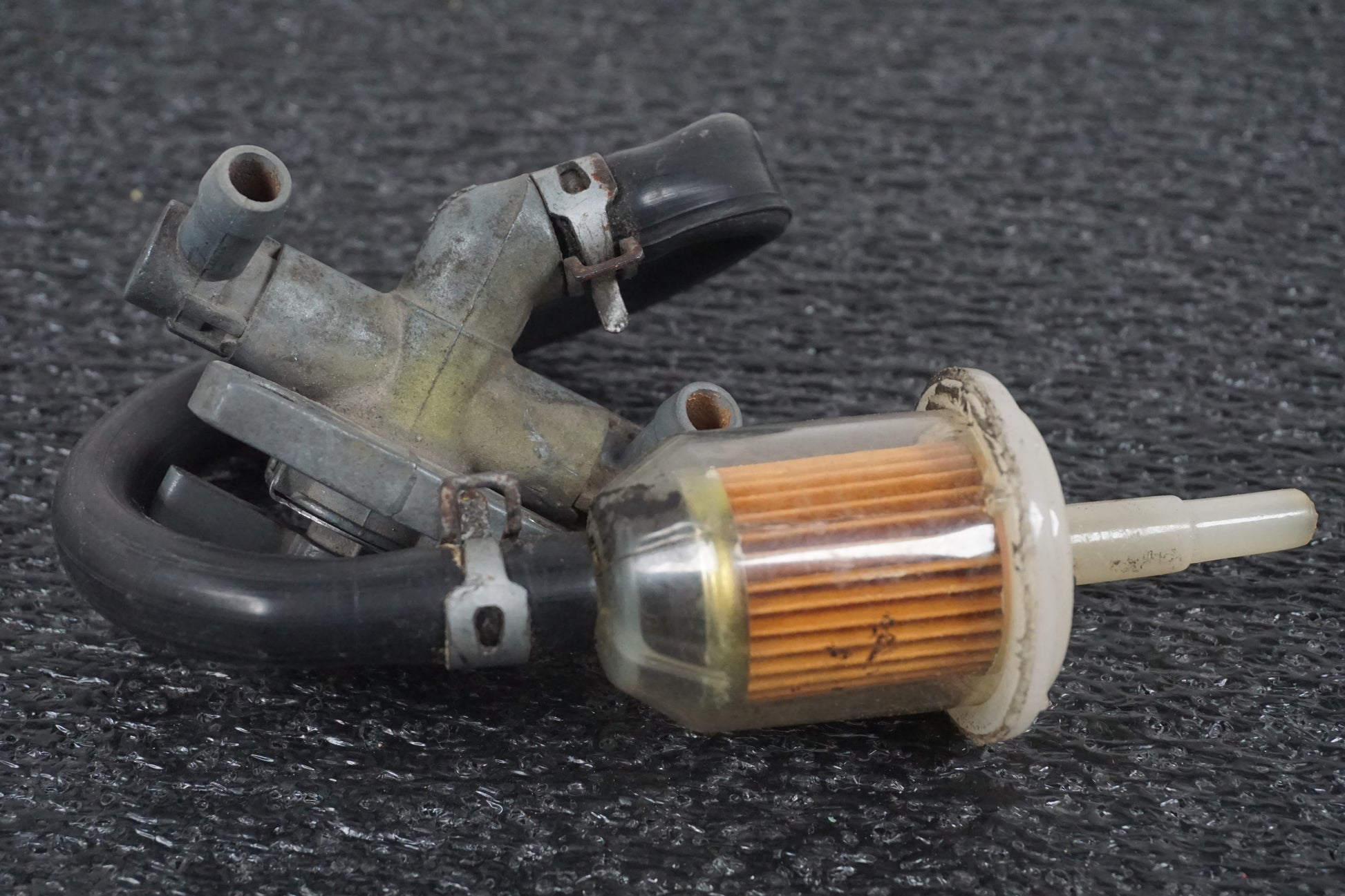 Baksidan på Bensinkran från en Suzuki DR 750 S -1989 motorcykel.