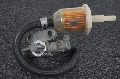 Höger sida på Bensinkran från en Suzuki DR 750 S -1989 motorcykel.