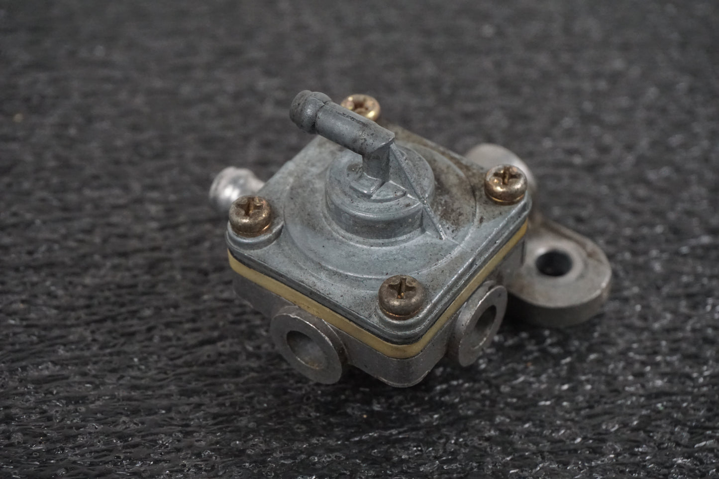 Vänster sida på Bensinkran från en Suzuki GSX-R 750 -1997 motorcykel.