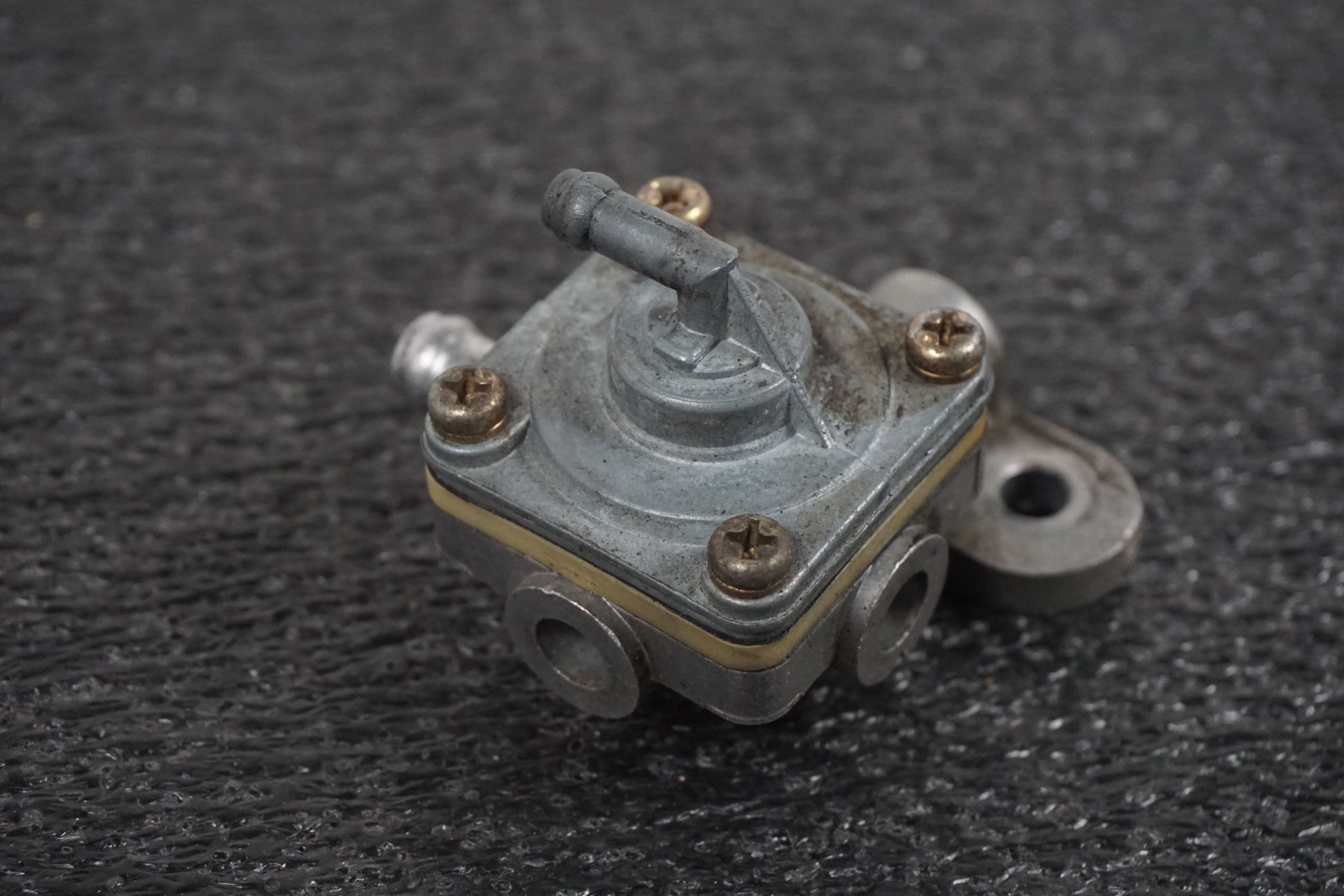 Vänster sida på Bensinkran från en Suzuki GSX-R 750 -1997 motorcykel.