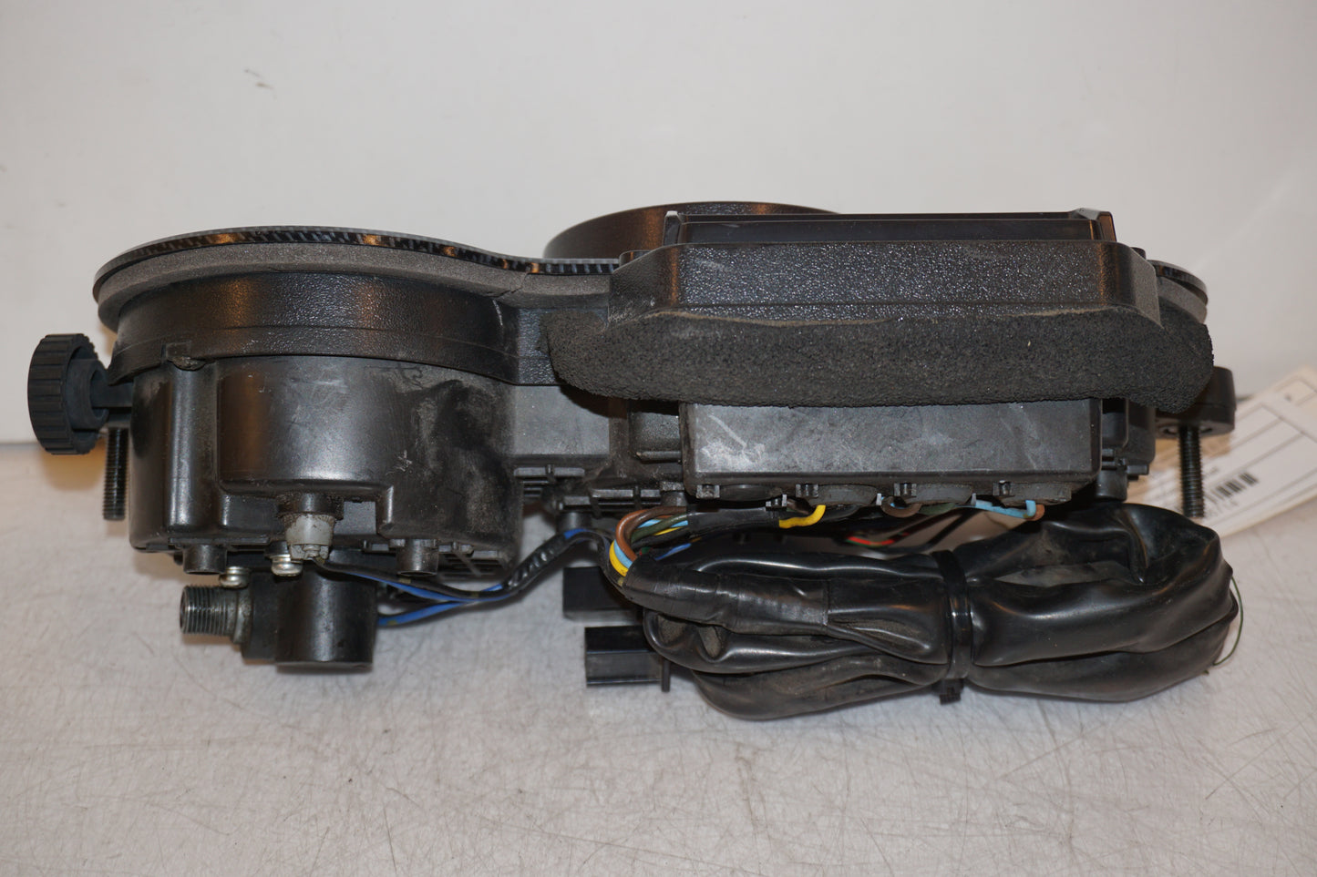 Baksidan på Instrumentpanel från en Yamaha TDM 850 -1996 motorcykel.