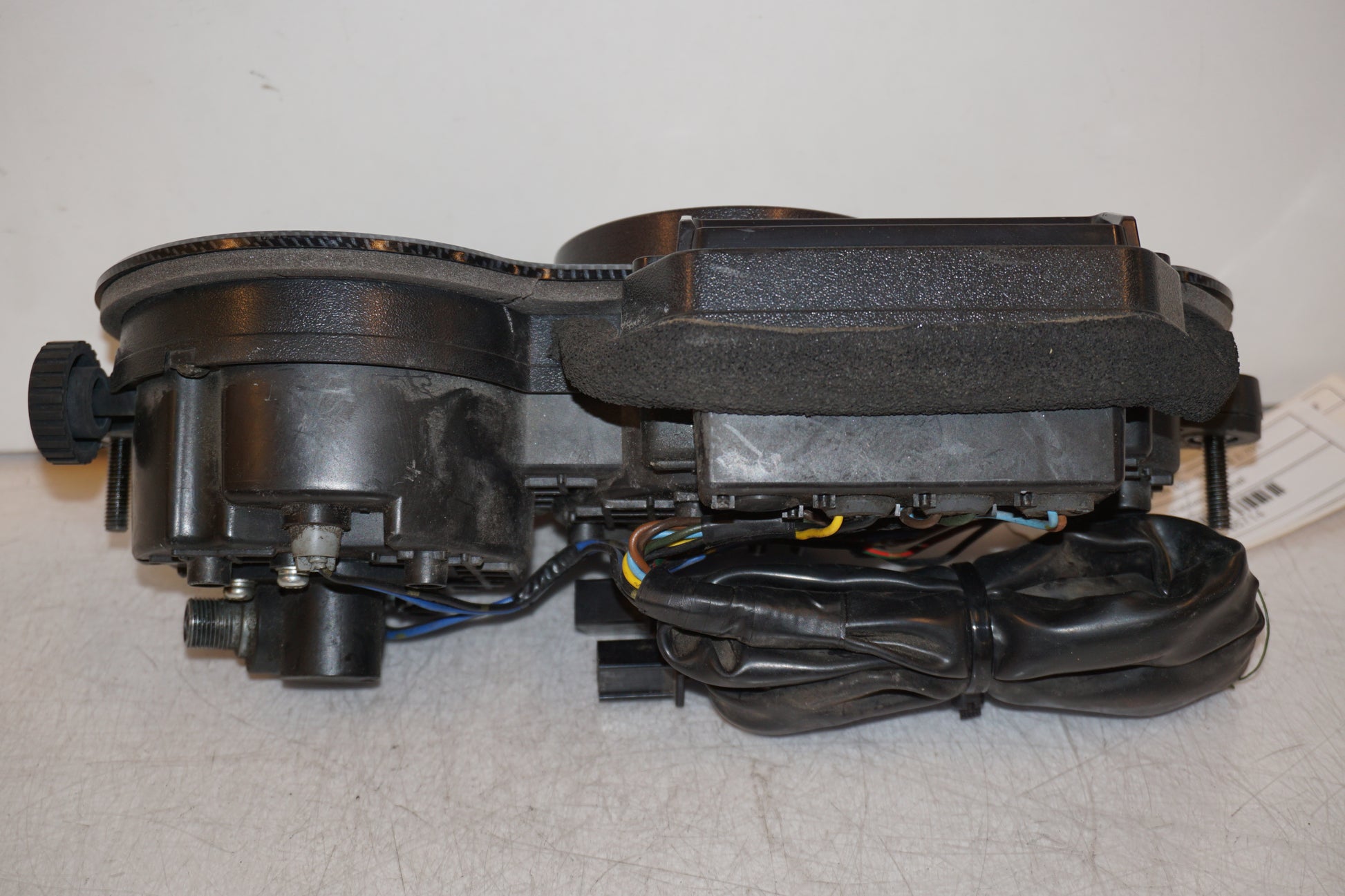 Baksidan på Instrumentpanel från en Yamaha TDM 850 -1996 motorcykel.