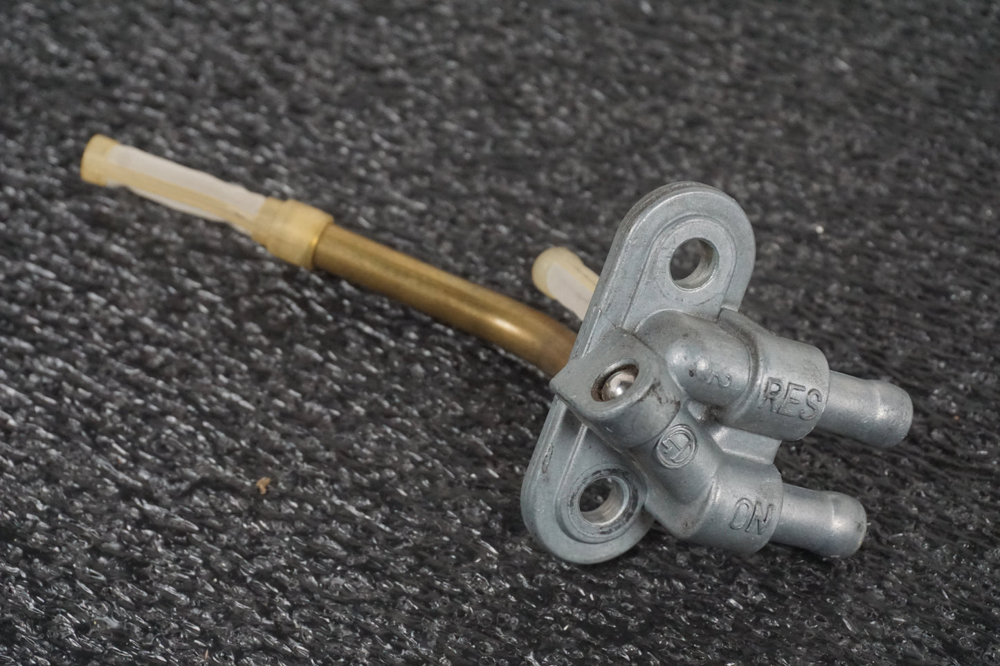 Framsidan på Bensintanksanslutning från en Suzuki VZ 800 -1997 motorcykel.