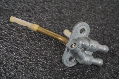 Framsidan på Bensintanksanslutning från en Suzuki VZ 800 -1997 motorcykel.