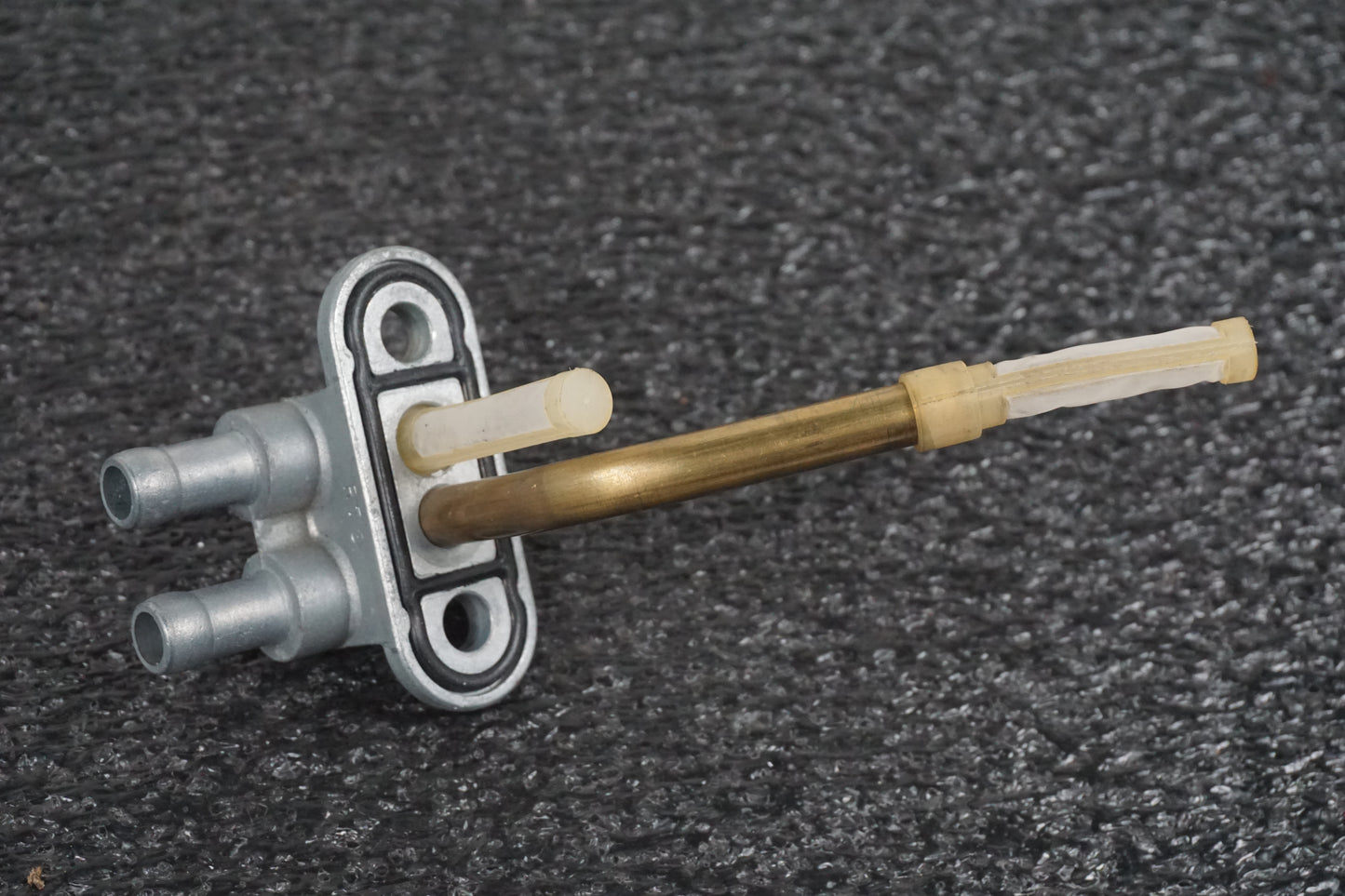 Baksidan på Bensintanksanslutning från en Suzuki VZ 800 -1997 motorcykel.