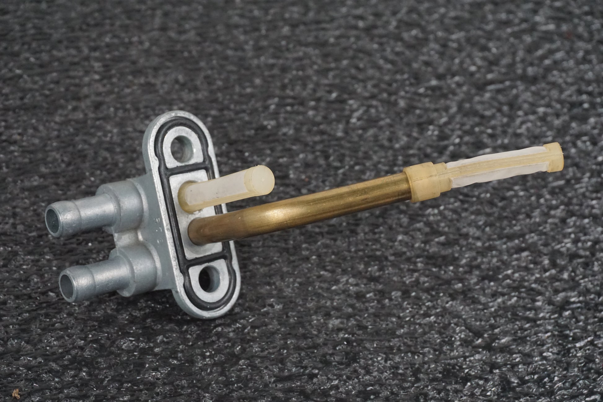 Baksidan på Bensintanksanslutning från en Suzuki VZ 800 -1997 motorcykel.