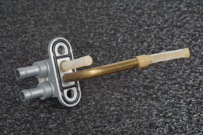 Baksidan på Bensintanksanslutning från en Suzuki VZ 800 -1997 motorcykel.