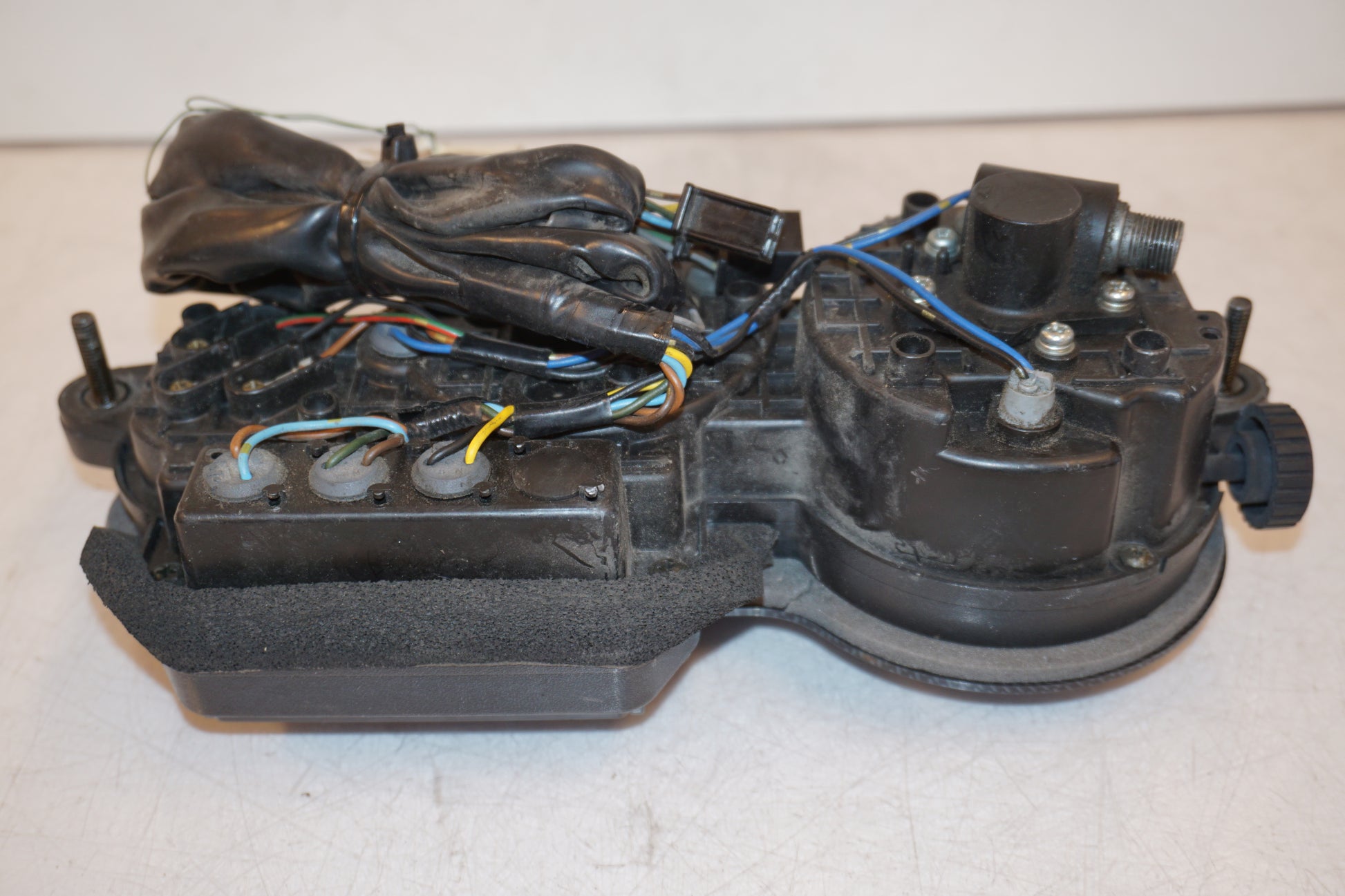 Snett nerifrån på Instrumentpanel från en Yamaha TDM 850 -1996 motorcykel.