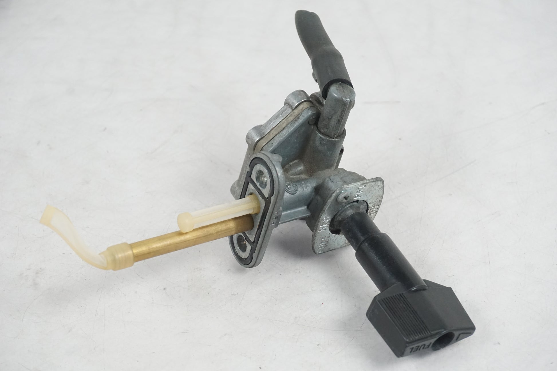 Framsidan på Bensinkran från en Suzuki GSF 1200 -2000 motorcykel.