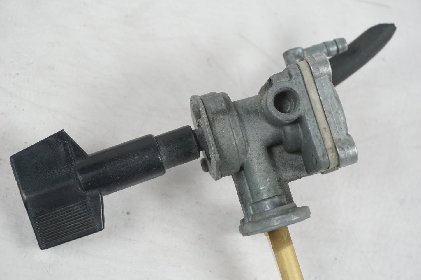 Höger sida på Bensinkran från en Suzuki GSF 1200 -2000 motorcykel.