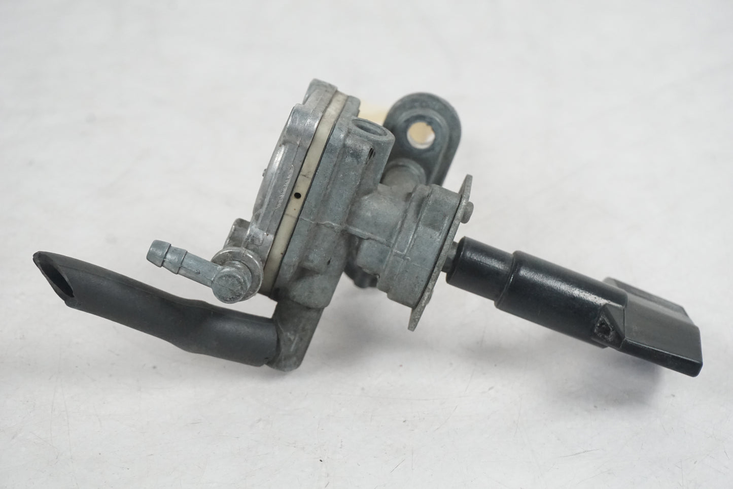 Vänster sida på Bensinkran från en Suzuki GSF 1200 -2000 motorcykel.