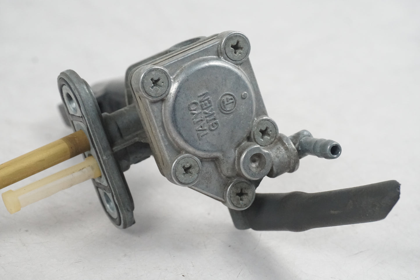 Snett nerifrån på Bensinkran från en Suzuki GSF 1200 -2000 motorcykel.