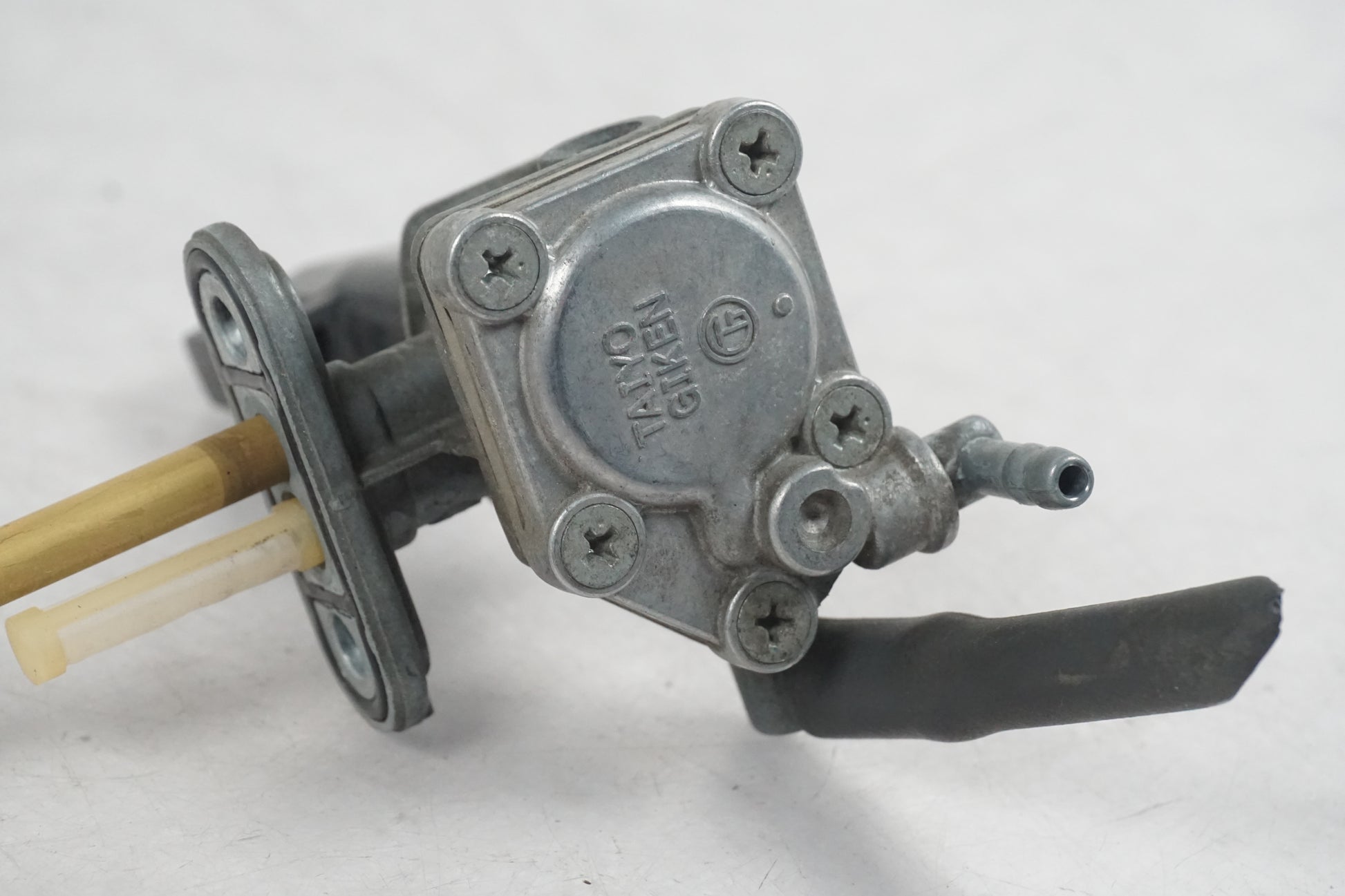 Snett nerifrån på Bensinkran från en Suzuki GSF 1200 -2000 motorcykel.