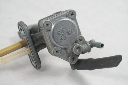 Snett nerifrån på Bensinkran från en Suzuki GSF 1200 -2000 motorcykel.