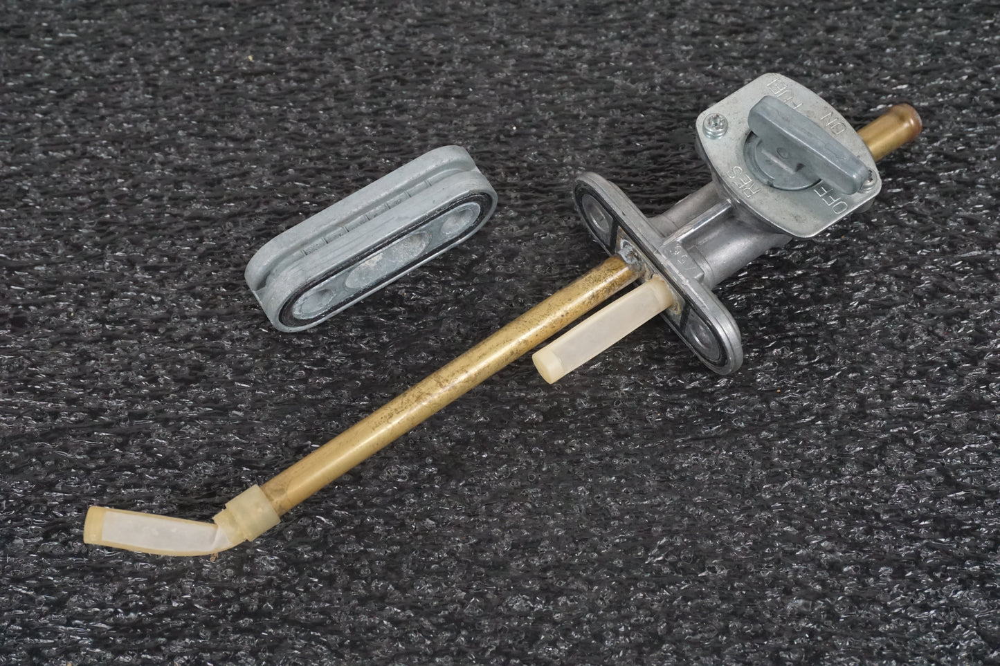 Framsidan på Bensinkran från en Suzuki DRZ 400 -2006 motorcykel.