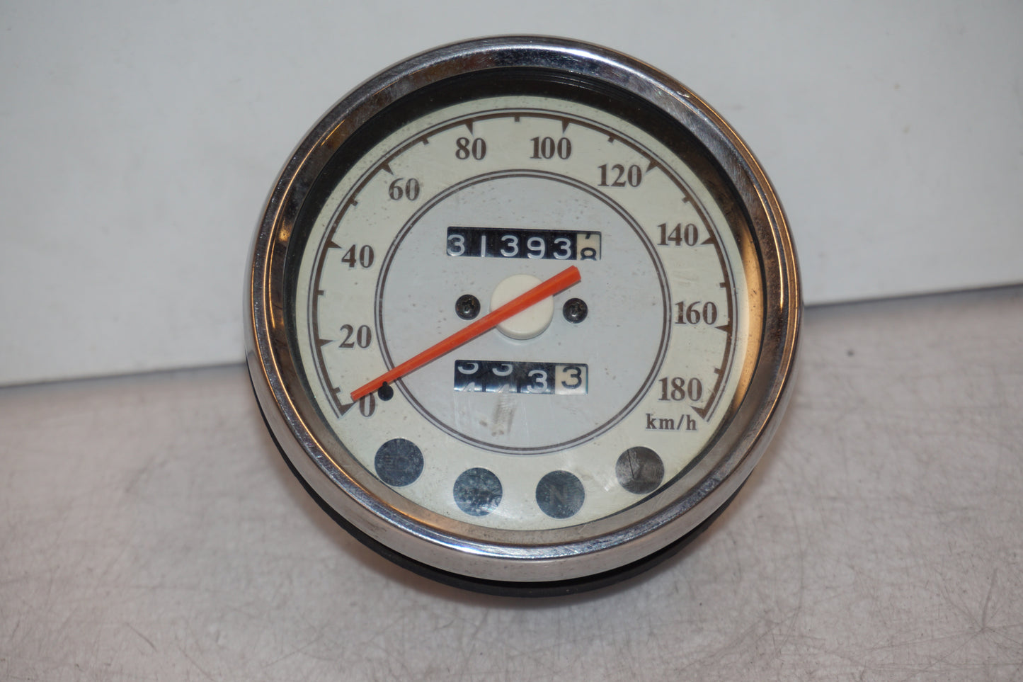 Framsidan på Hastighetsmätare från en Yamaha XVS 650 -1999 motorcykel.