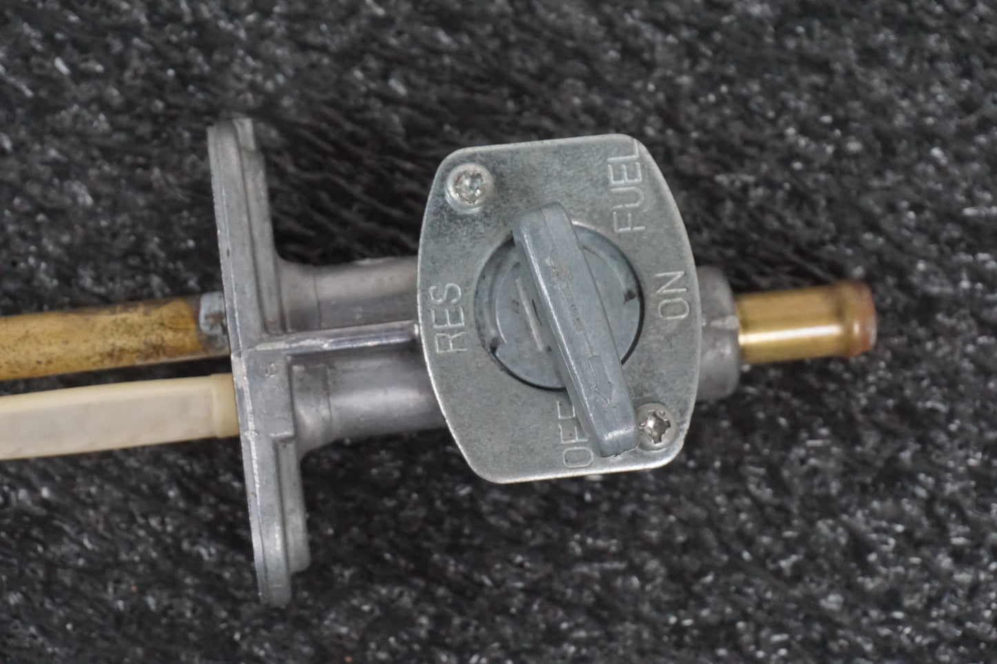 Vänster sida på Bensinkran från en Suzuki DRZ 400 -2006 motorcykel.