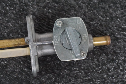 Vänster sida på Bensinkran från en Suzuki DRZ 400 -2006 motorcykel.