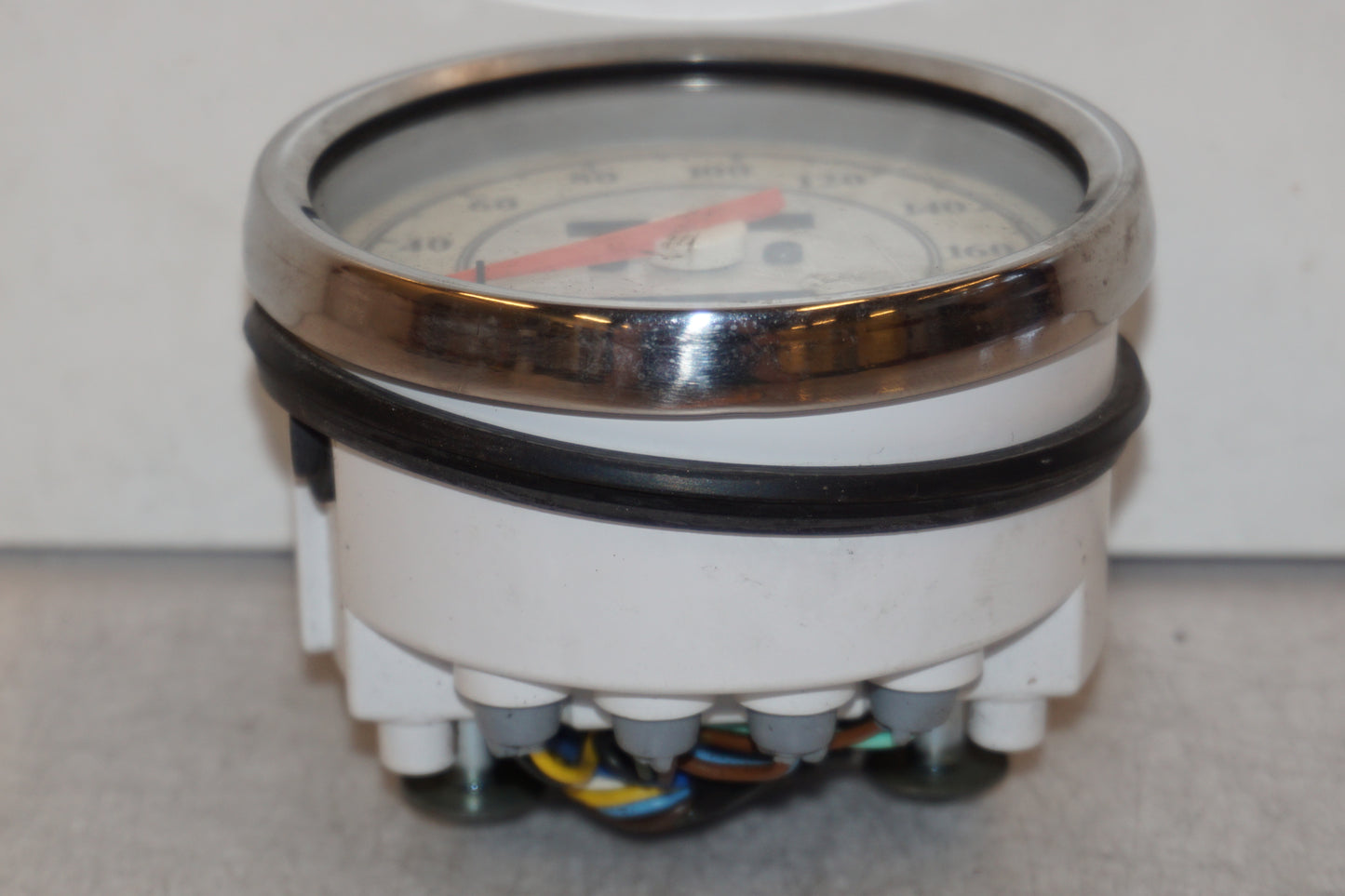 Baksidan på Hastighetsmätare från en Yamaha XVS 650 -1999 motorcykel.