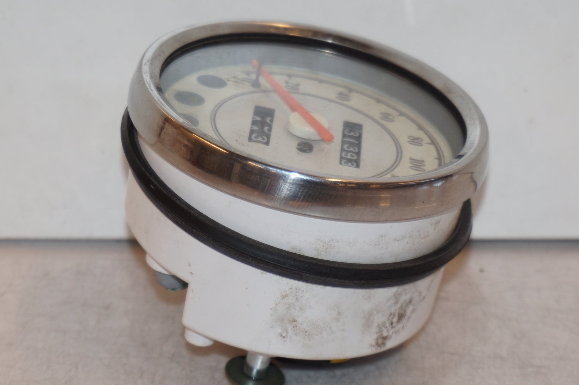 Höger sida på Hastighetsmätare från en Yamaha XVS 650 -1999 motorcykel.