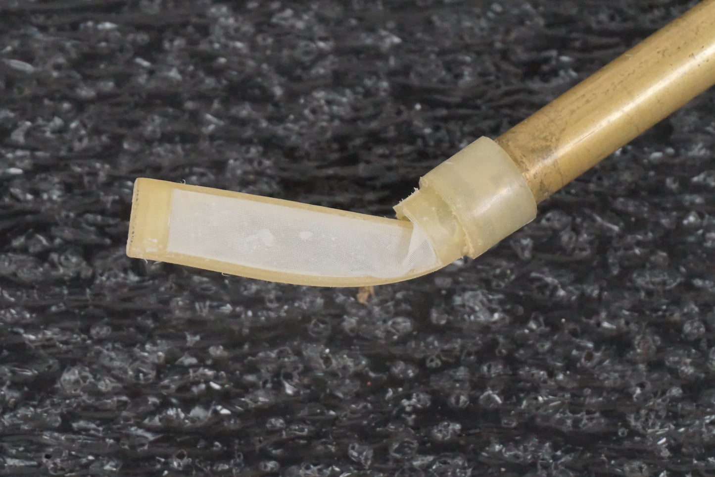 Snett nerifrån på Bensinkran från en Suzuki DRZ 400 -2006 motorcykel.