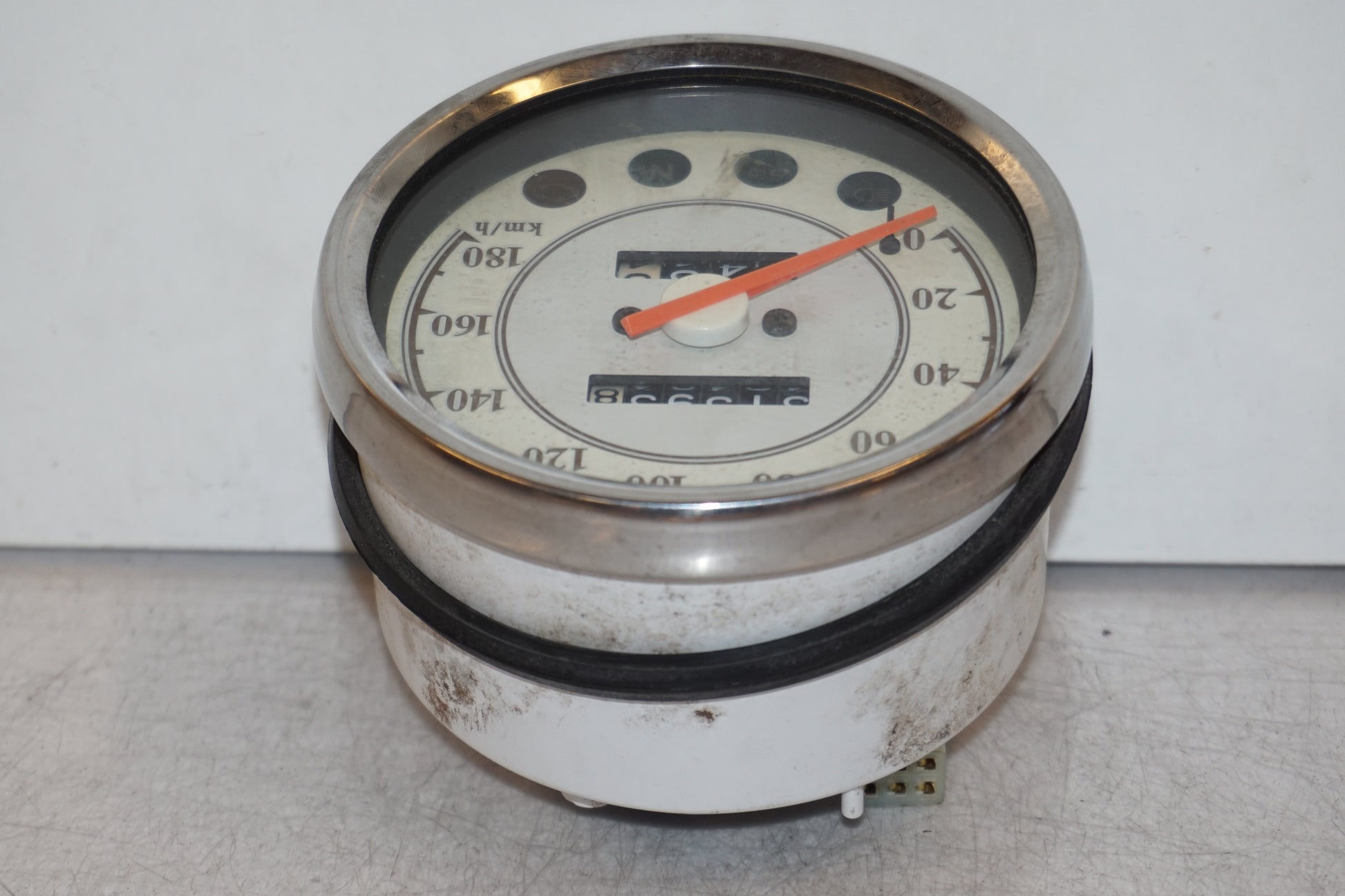 Vänster sida på Hastighetsmätare från en Yamaha XVS 650 -1999 motorcykel.