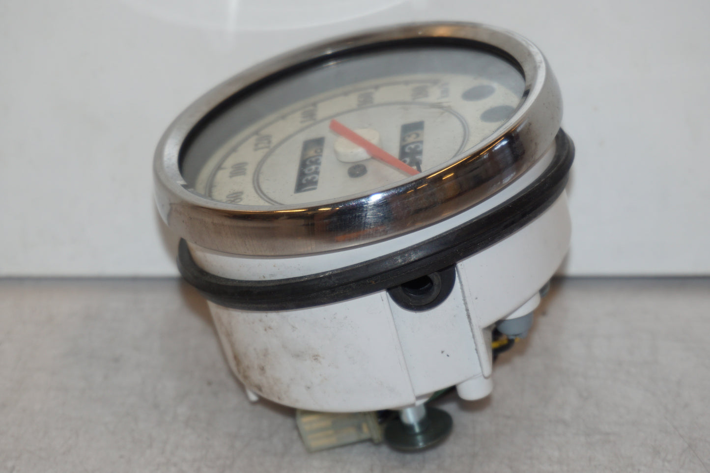 Snett uppifrån på Hastighetsmätare från en Yamaha XVS 650 -1999 motorcykel.