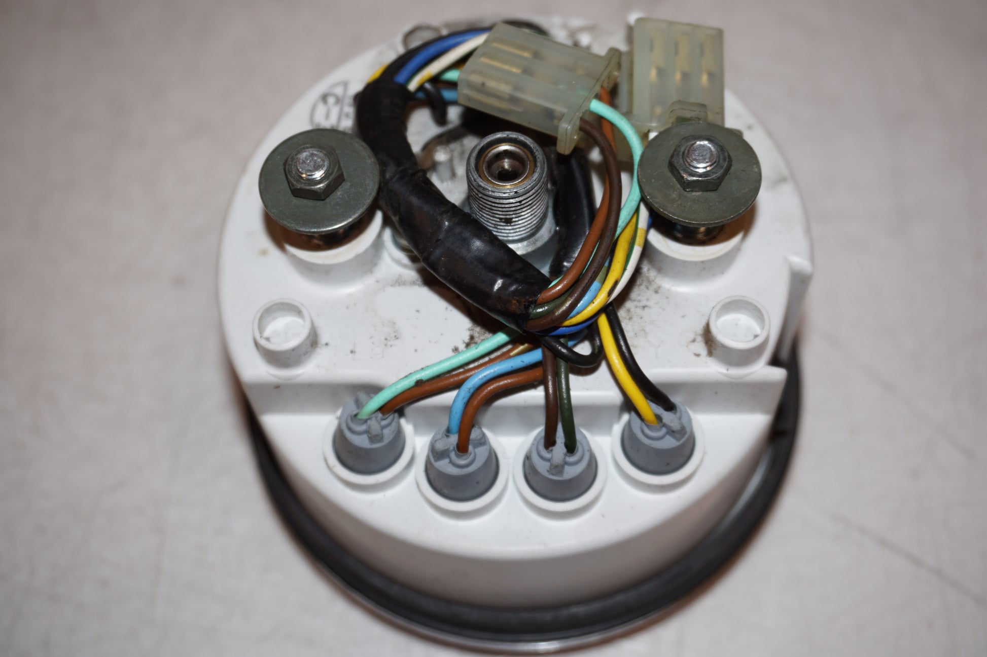 Snett nerifrån på Hastighetsmätare från en Yamaha XVS 650 -1999 motorcykel.