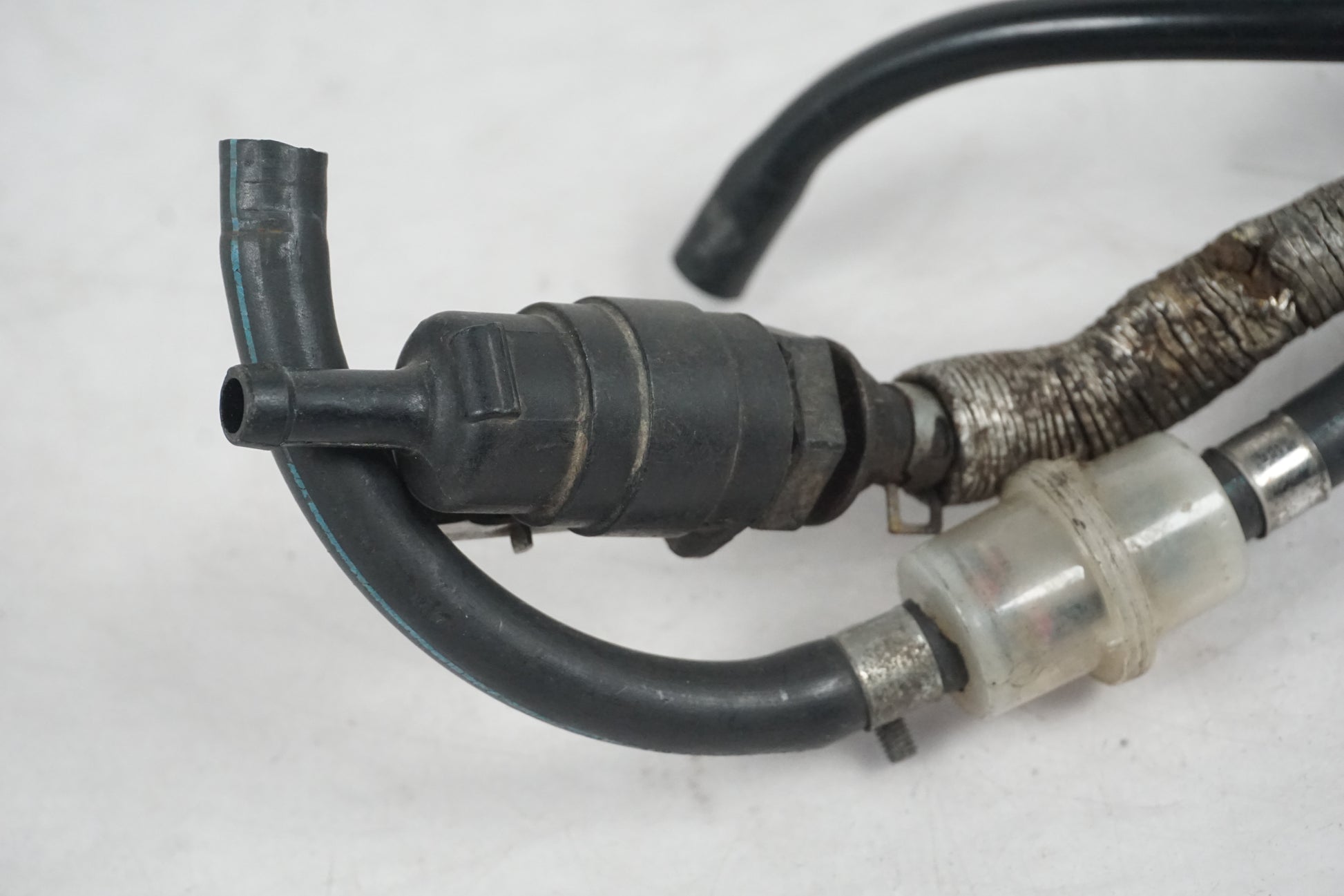 Baksidan på Bensinkran från en Suzuki DR 750 S -1988 motorcykel.