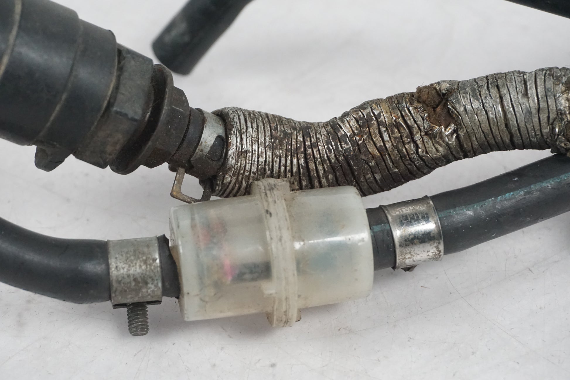 Vänster sida på Bensinkran från en Suzuki DR 750 S -1988 motorcykel.