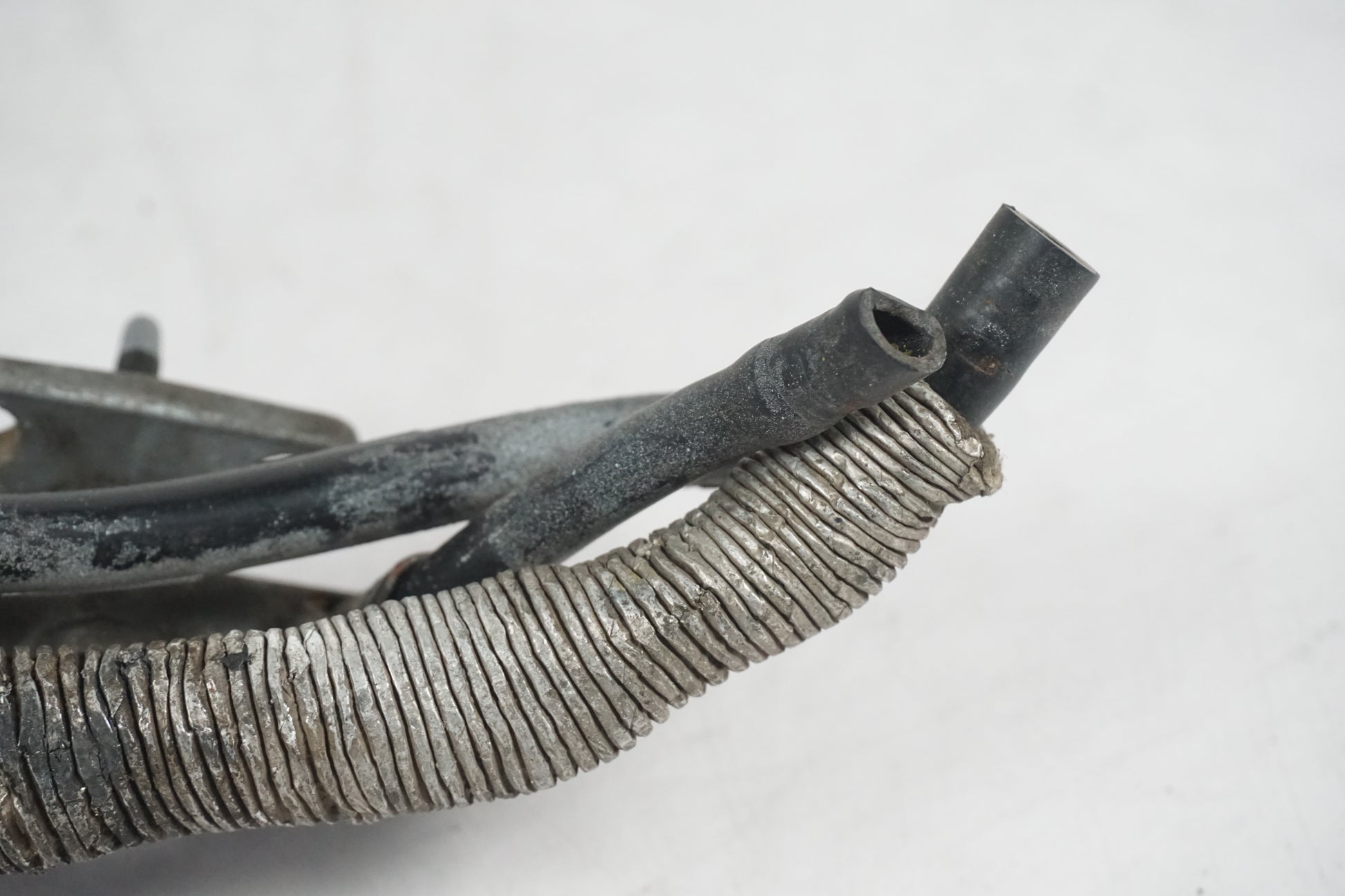 Snett nerifrån på Bensinkran från en Suzuki DR 750 S -1988 motorcykel.