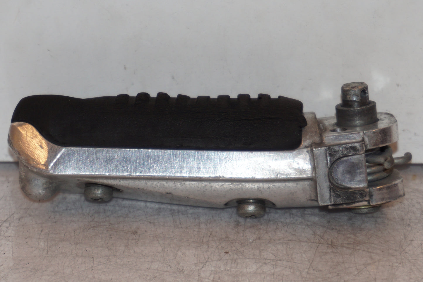 Baksidan på Fotpinne från en Suzuki GSX-R 1100 -1991 motorcykel.