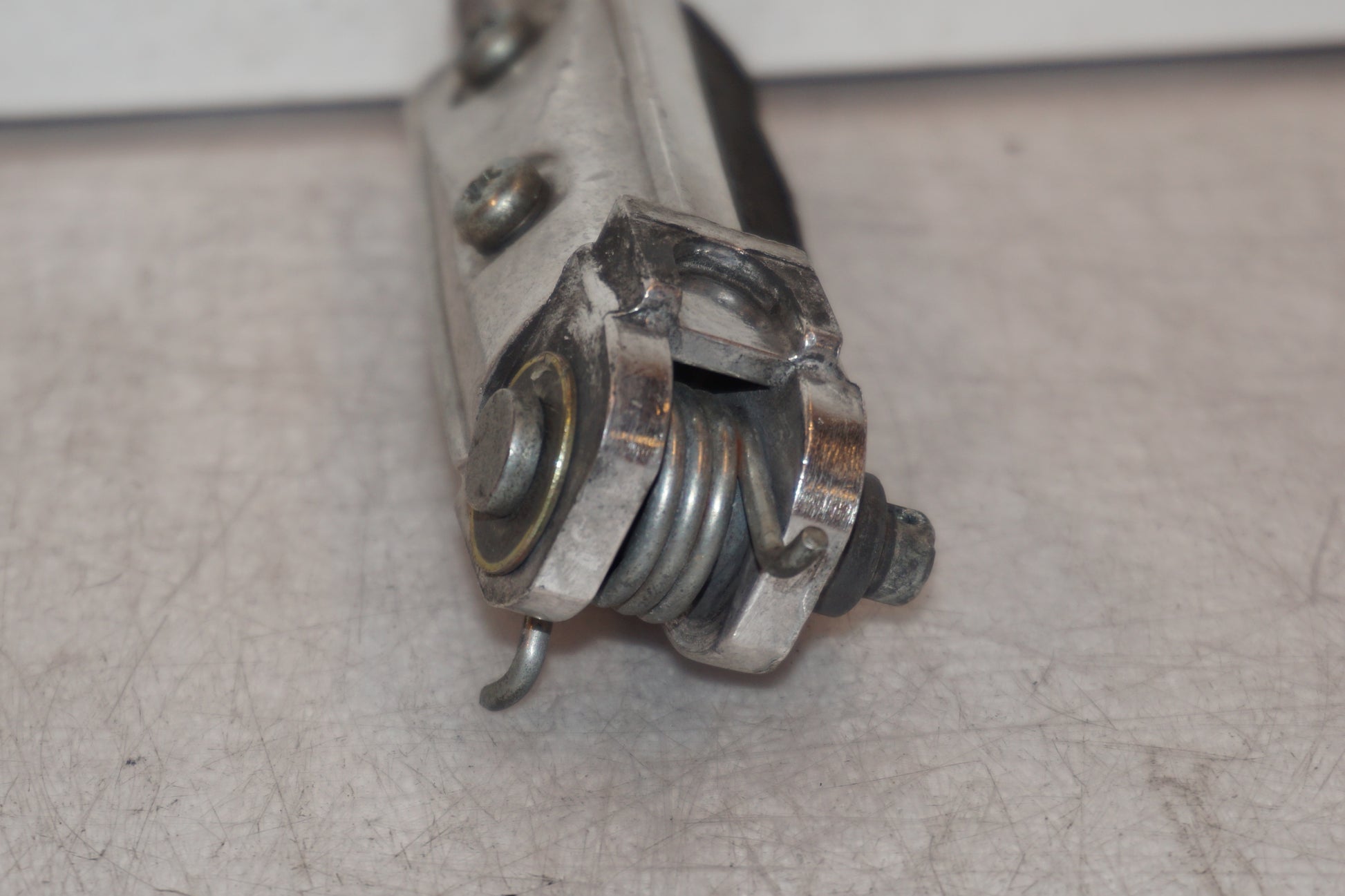 Snett nerifrån på Fotpinne från en Suzuki GSX-R 1100 -1991 motorcykel.