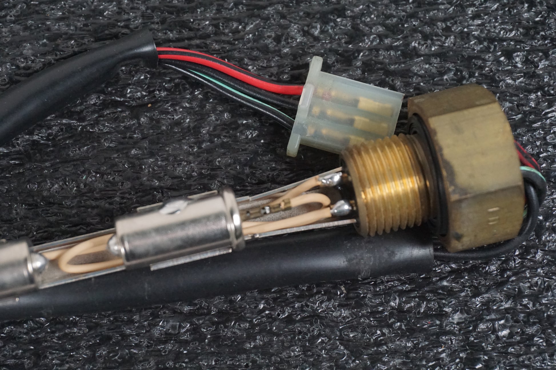 Baksidan på Bensintankgivare från en Suzuki SV 650 -2001 motorcykel.