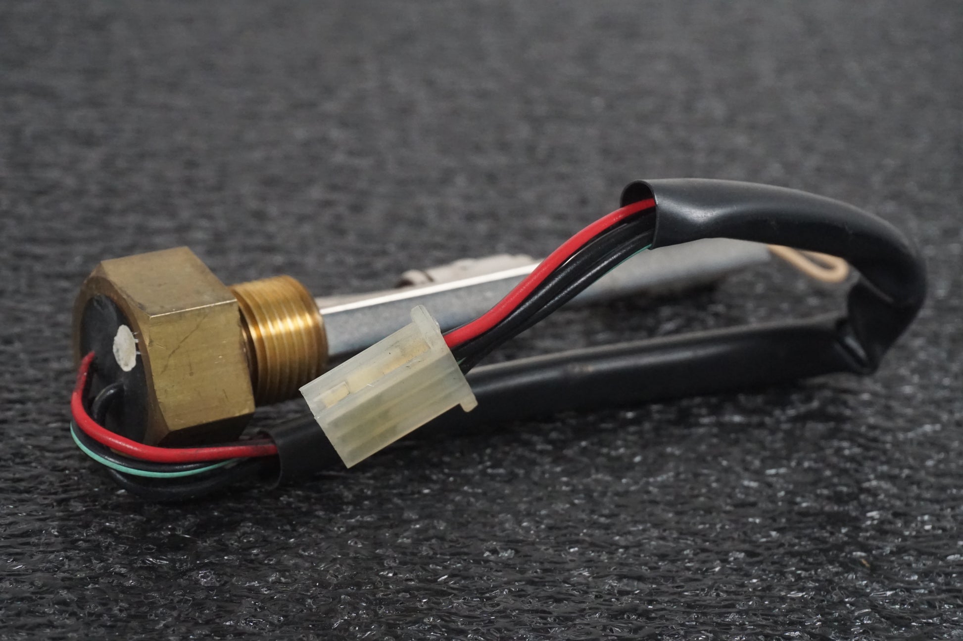 Vänster sida på Bensintankgivare från en Suzuki SV 650 -2001 motorcykel.