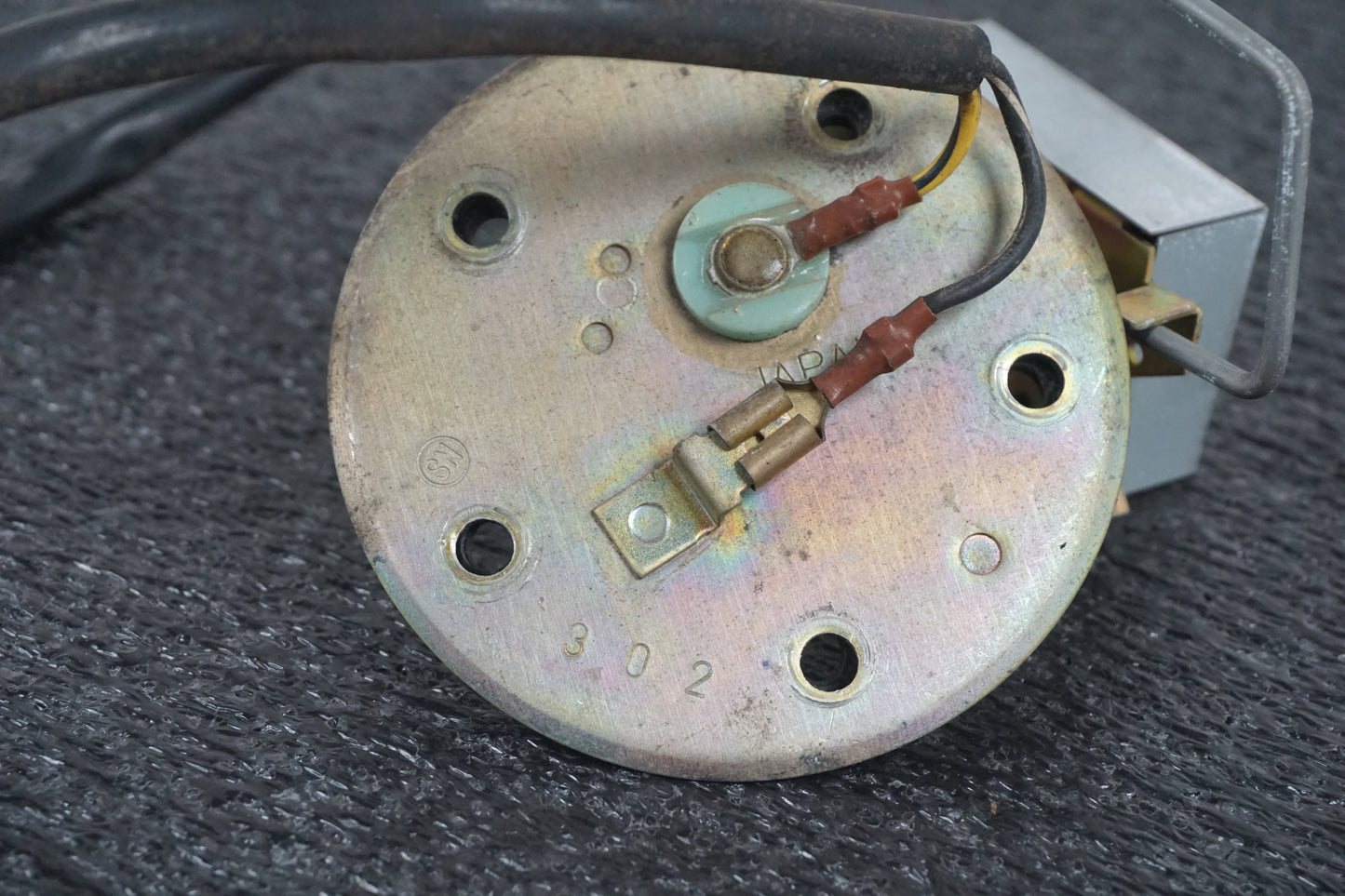 Baksidan på Bensintankgivare från en Suzuki GSX 400 -1983 motorcykel.