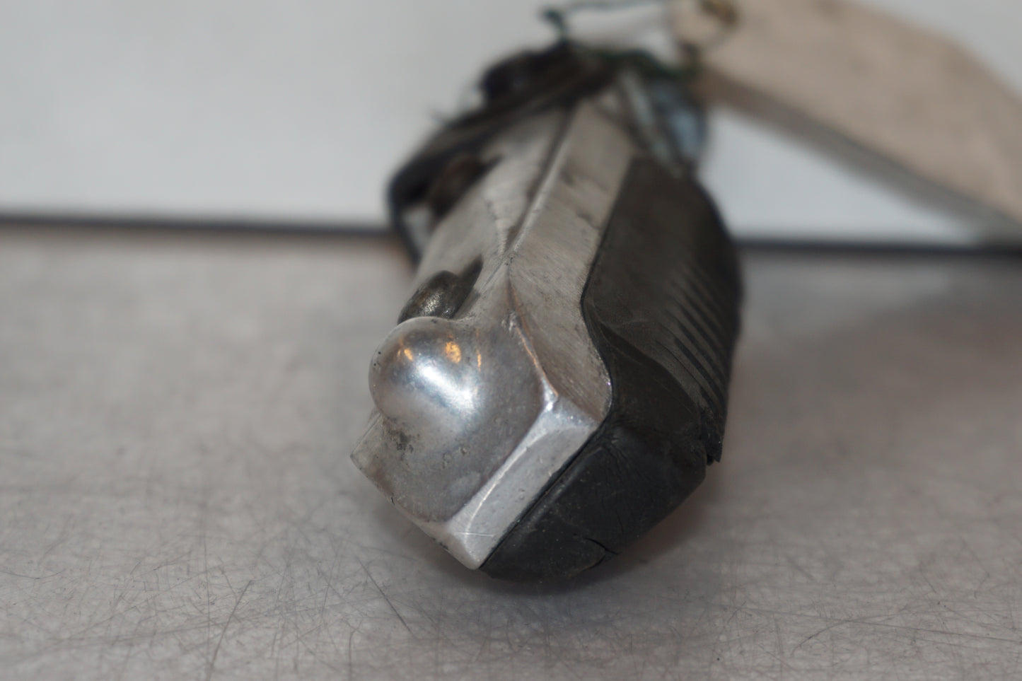 Vänster sida på Fotpinne från en Suzuki GSX-R 1100 -1992 motorcykel.