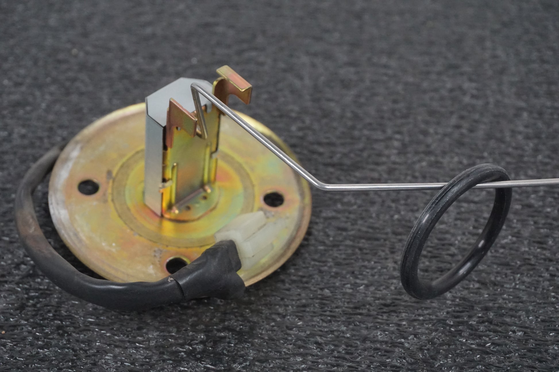 Höger sida på Bensintankgivare från en Suzuki VL 800 -2001 motorcykel.