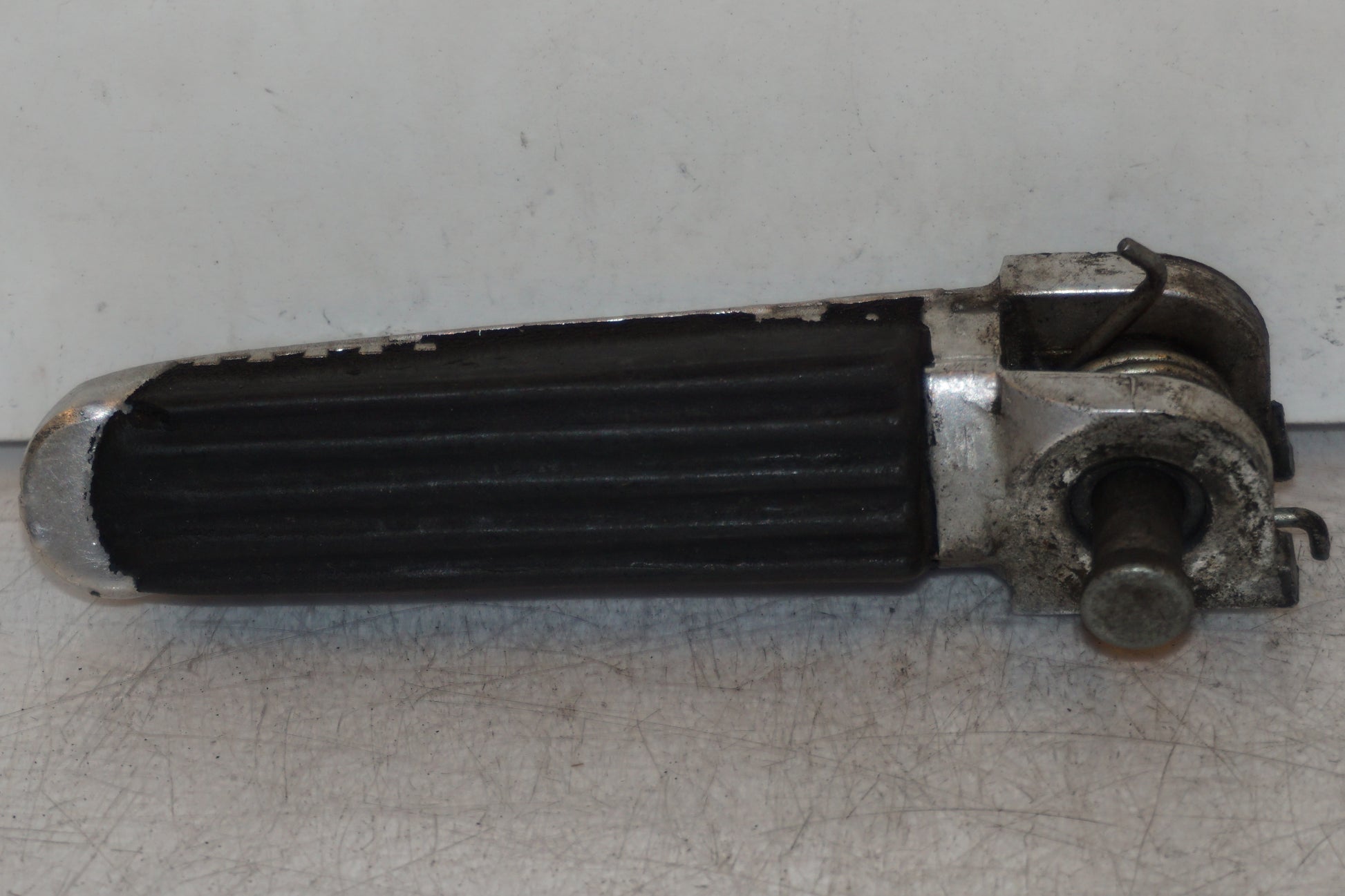 Framsidan på Fotpinne från en Suzuki SV 650 -2002 motorcykel.