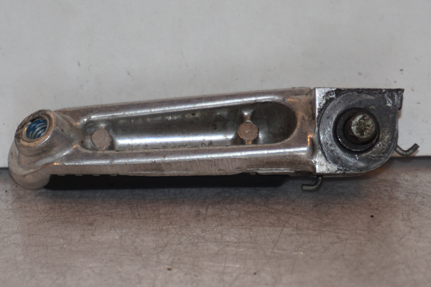 Höger sida på Fotpinne från en Suzuki SV 650 -2002 motorcykel.