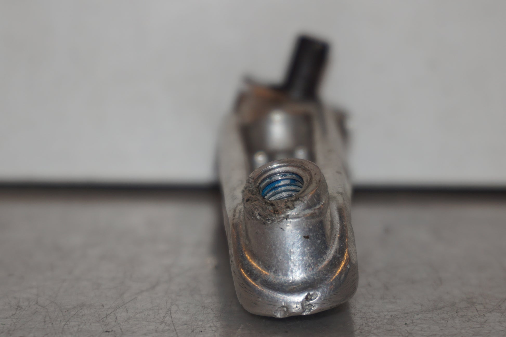 Vänster sida på Fotpinne från en Suzuki SV 650 -2002 motorcykel.