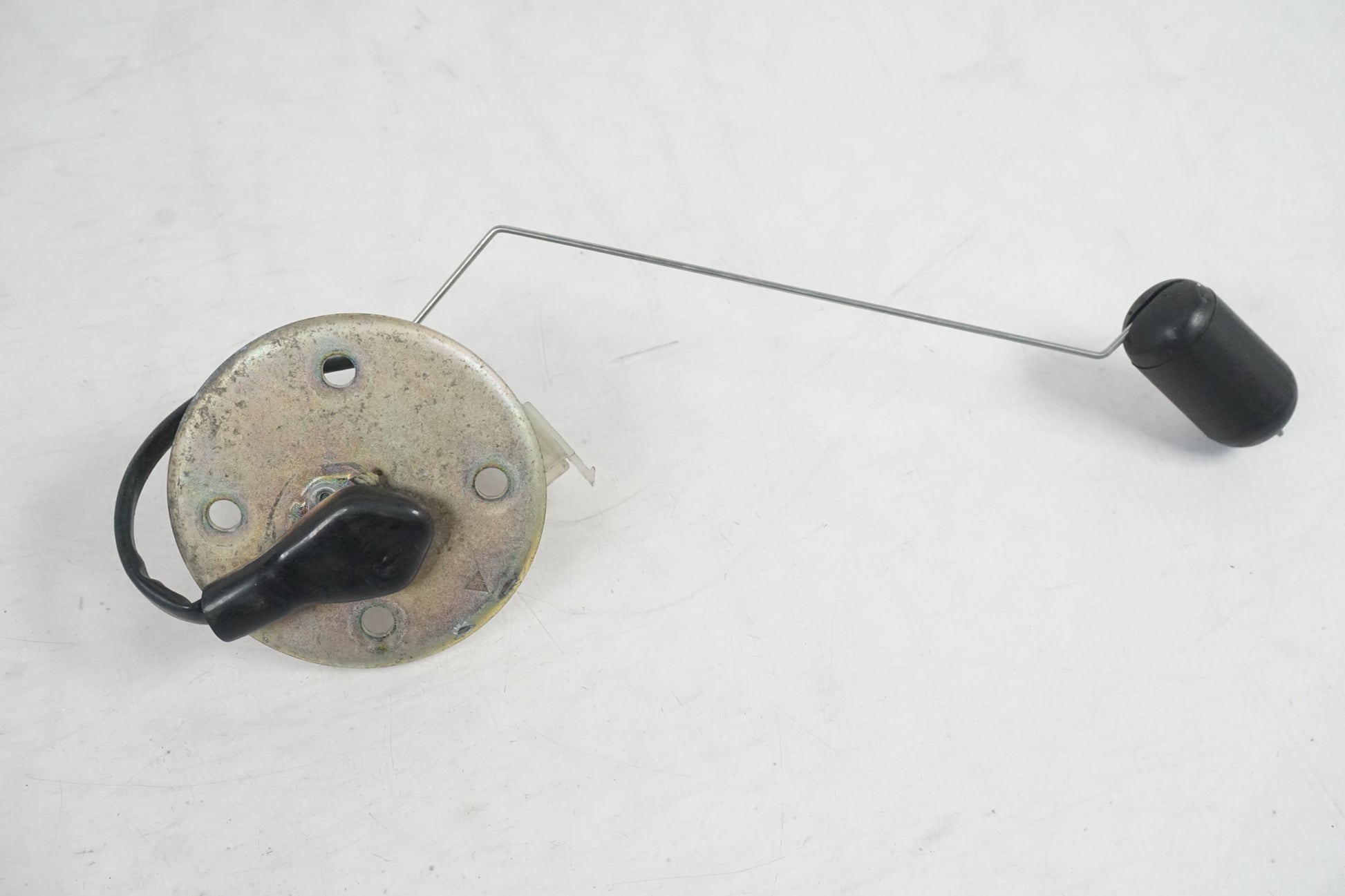 Framsidan på Bensintankgivare från en Suzuki VL 800 -2004 motorcykel.