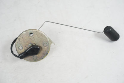 Framsidan på Bensintankgivare från en Suzuki VL 800 -2004 motorcykel.