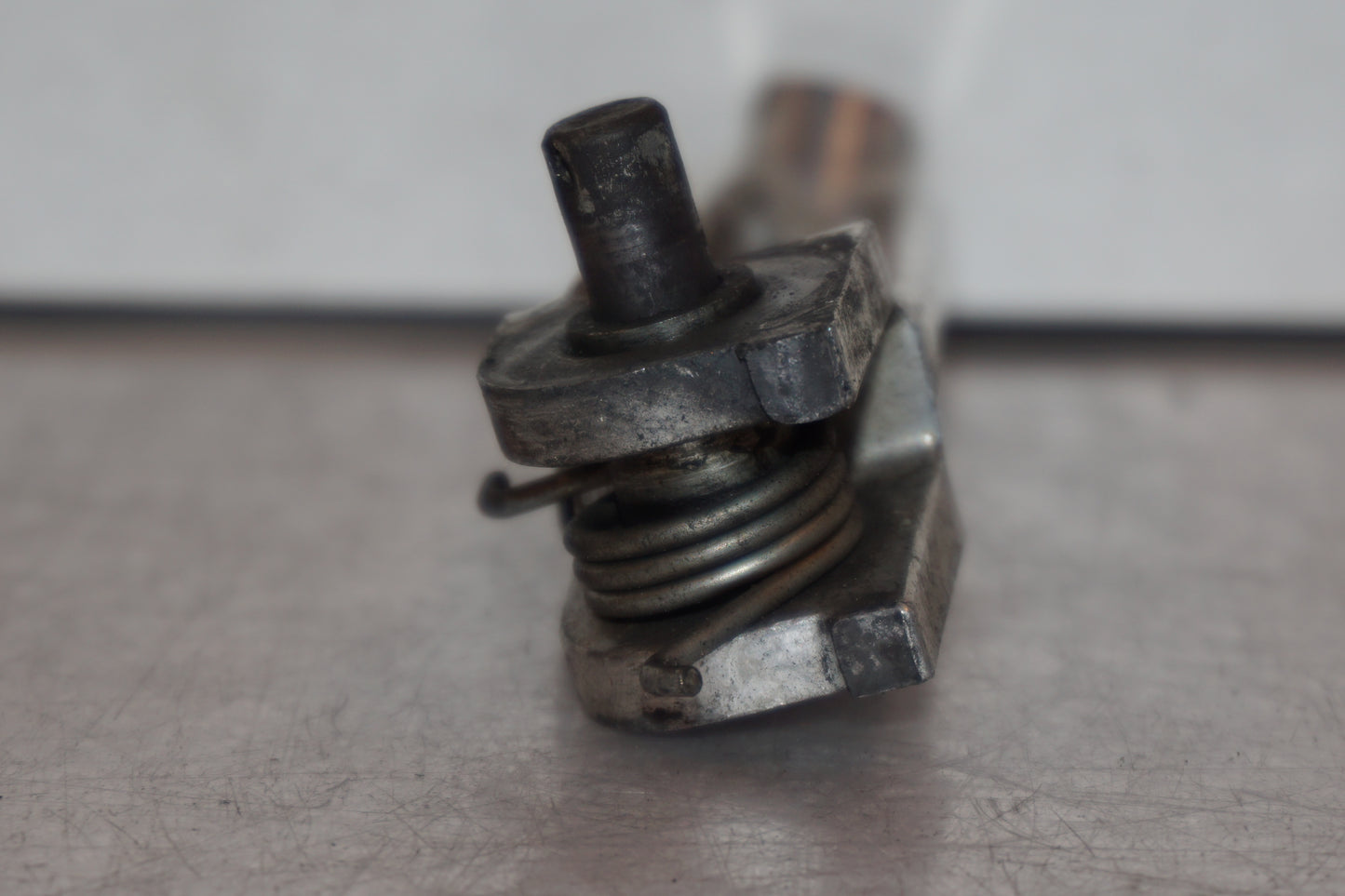 Snett nerifrån på Fotpinne från en Suzuki SV 650 -2002 motorcykel.