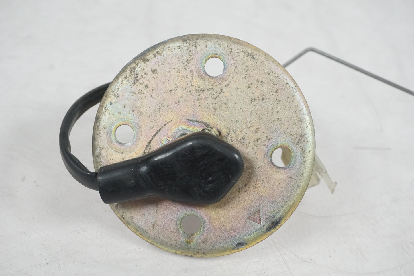 Baksidan på Bensintankgivare från en Suzuki VL 800 -2004 motorcykel.