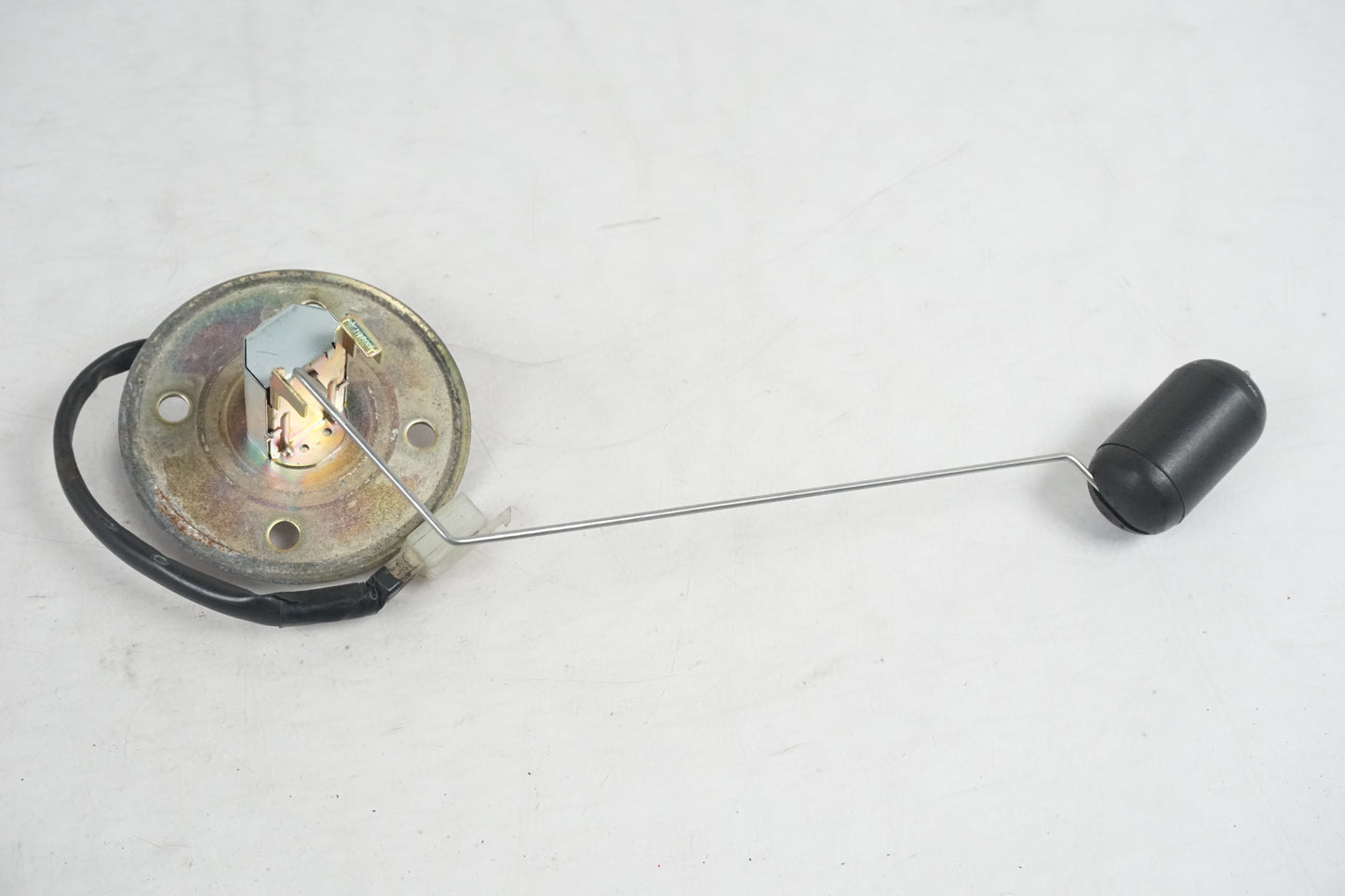 Höger sida på Bensintankgivare från en Suzuki VL 800 -2004 motorcykel.