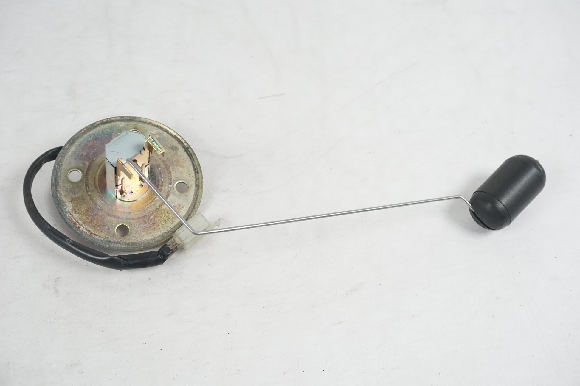 Höger sida på Bensintankgivare från en Suzuki VL 800 -2004 motorcykel.