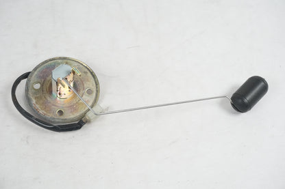 Höger sida på Bensintankgivare från en Suzuki VL 800 -2004 motorcykel.