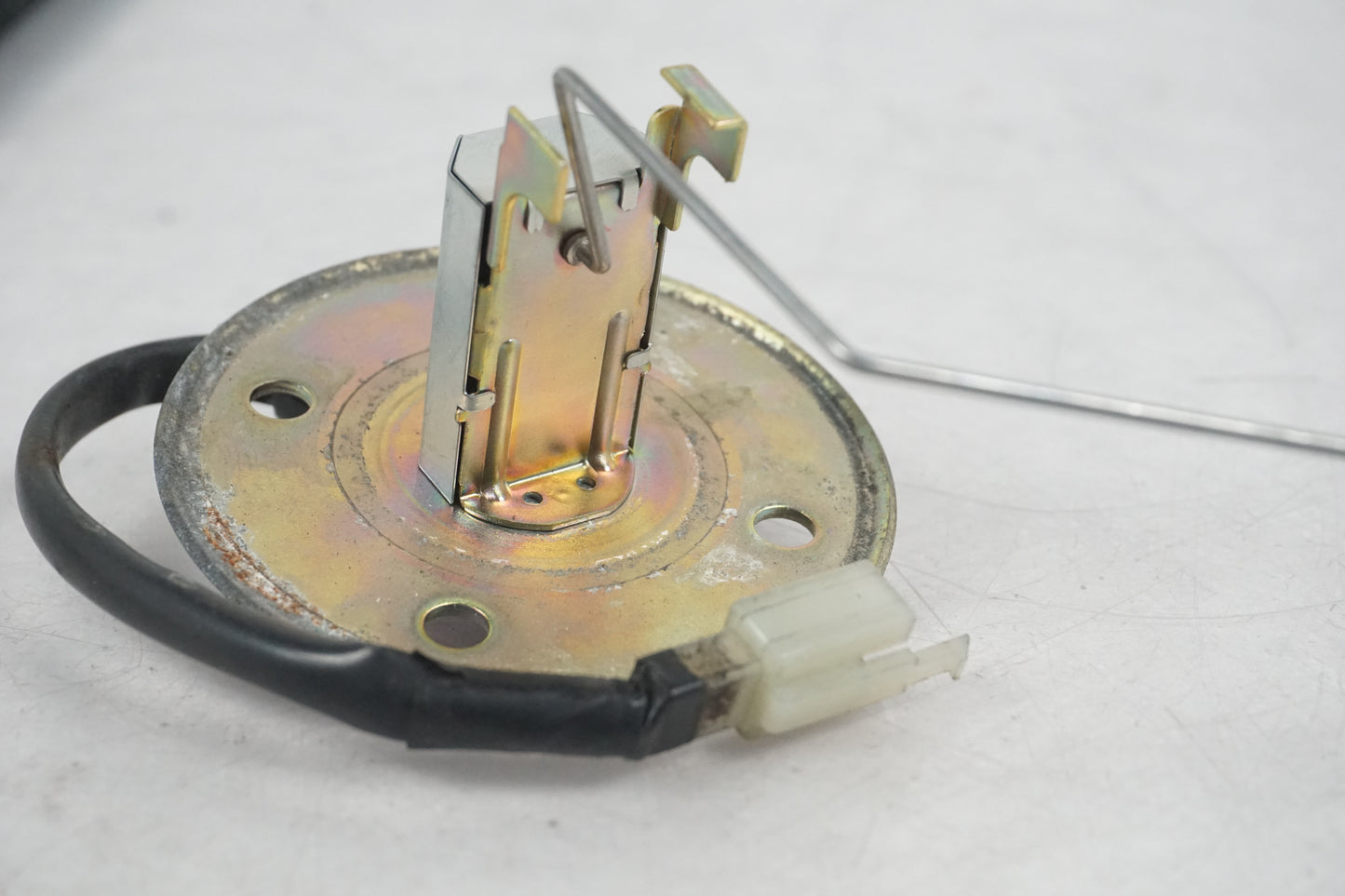 Vänster sida på Bensintankgivare från en Suzuki VL 800 -2004 motorcykel.